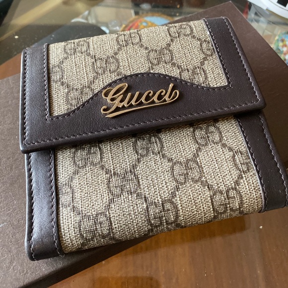 Gucci GG supreme bifold wallet - Picture 1 of 2